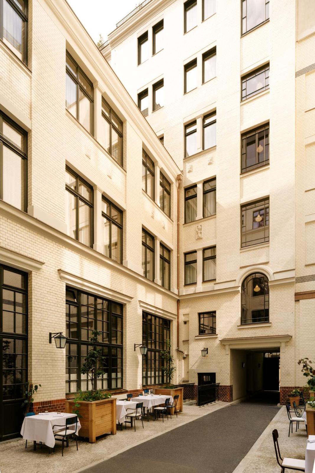 Boutique Hotel Chateau Royal ベルリン エクステリア 写真 The courtyard of the building