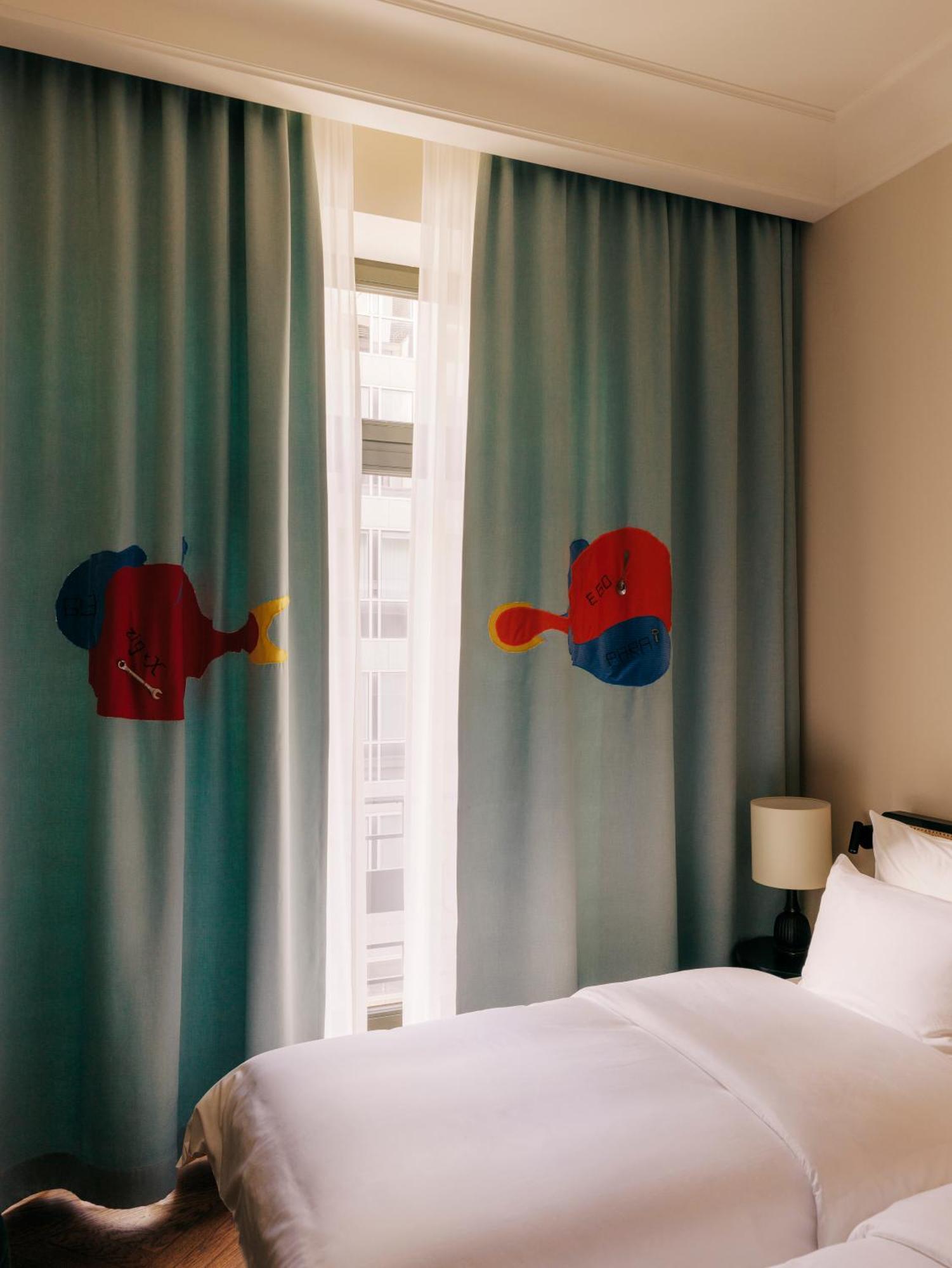 Boutique Hotel Chateau Royal ベルリン エクステリア 写真 Curtains in the hotel room